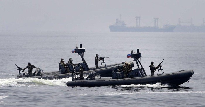Ngày 28 tháng 6 năm 2013, Hải quân Mỹ-Philippines tiến hành diễn tập quân sự liên hợp trên biển Đông.
